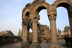 アルメニアの世界遺産スヴァルトノツ大聖堂