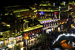 中国の鳳凰古城の夜景