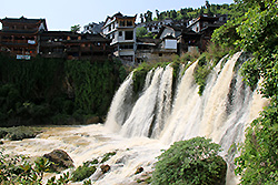 中国の王村（芙蓉鎮）の滝