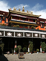 チベット密教総本山の大昭寺（ジョカン）内部