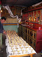 チベット族の民家の仏間