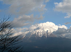 富士山とその麓の写真