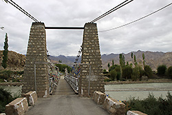 ラダックのインダス川にかかる橋