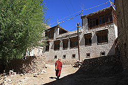 ラダックのバスゴの村を歩く僧侶