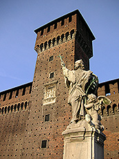 イタリアのミラノのスフォルツェスコ城と銅像