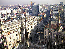 イタリアのミラノ大聖堂から見た街並み