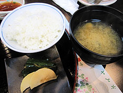 ご飯（大子産コシヒカリ）、漬物、しじみ汁