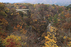 紅葉の鳴子峡の大深沢橋