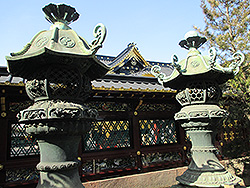 上野公園の重要文化財上野東照宮の燈籠