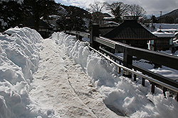 雪が積もった湯西川温泉の湯西川にかかる橋