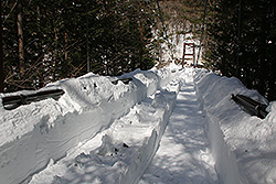雪が積もる湯西川温泉の大吊り橋