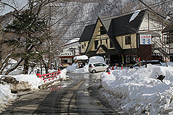 雪が積もる湯西川温泉の街並み