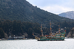 箱根の芦ノ湖を航行する海賊船