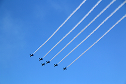 国立競技場を飛ぶブルーインパルスのリーダーズベネフィット隊形