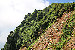 日本百名山の磐梯山の崖