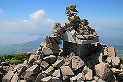 日本百名山の磐梯山山頂の祠