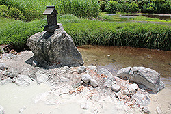 日本百名山の磐梯山の中ノ湯の祠と温泉