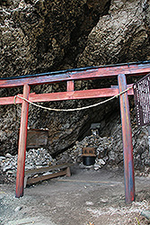 万座温泉の熊四郎洞窟と稲綱宮神社の鳥居