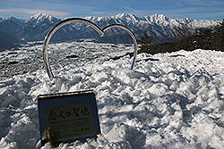 雪に埋まる鷹狩山展望公園と北アルプス