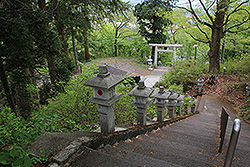 蔵王温泉の酢川温泉神社の参道と鳥居