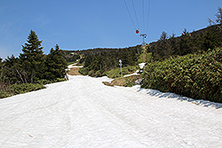 蔵王温泉のロープウェイと残雪の残るゲレンデ
