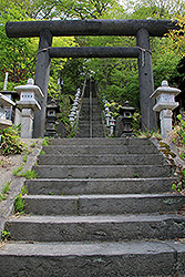 蔵王温泉の酢川温泉神社の参道と鳥居