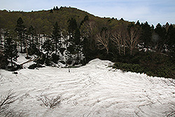 蔵王国定公園の雪に埋もれた目玉沼