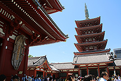 浅草の浅草寺の宝蔵門と五重塔