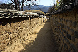 韓国の世界遺産安東河回村の小道
