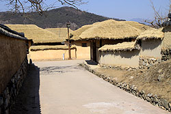 韓国の世界遺産安東河回村の藁葺屋根