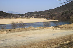韓国の世界遺産安東河回村の脇を流れる洛東江
