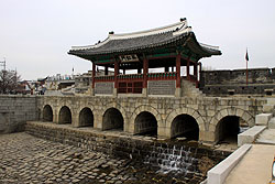 韓国の世界遺産水原華城の華虹門
