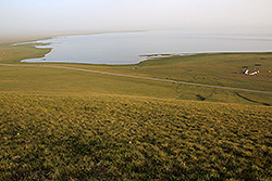 キルギスの早朝のソン・クル湖と草原