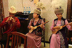 キルギスの伝統音楽の演奏