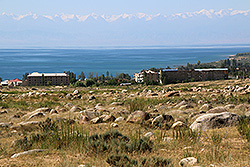 キルギスの岩絵野外博物館から見たイシク・クルと天山山脈