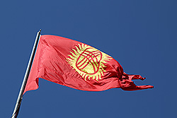 青空にはためくキルギスの国旗