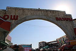 キルギスのオシュバザールの門