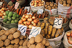 キルギスのオシュバザールに並ぶ野菜