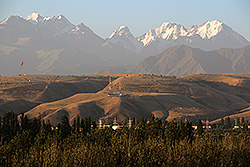 キルギスのビシュケクから望む天山山脈
