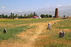 キルギスの世界遺産ブラナの塔と石人