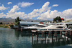 キルギスのイシク・クル湖とクルーズ船