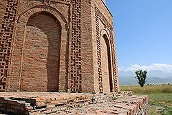 キルギスの世界遺産ブラナの塔