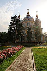 カザフスタンの28人のパンフィロフ戦士公園のゼンコフ正教教会