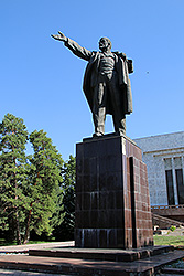 キルギスのビシュケクに建つレーニン像