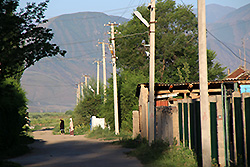 キルギスの早朝のチョンケミン渓谷の村