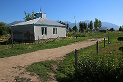キルギスのチョンケミン渓谷のモスク