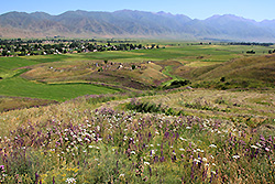 キルギスのチョンケミン渓谷の村と山並み