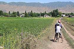 キルギスのチョンケミン渓谷を自転車で走る少年