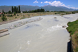 キルギスのチョンケミン渓谷の川