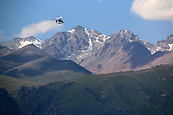 キルギスのイシク・クル湖から見た天山山脈